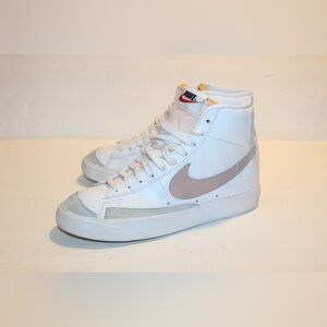 Nike Blazer Mid ‘77 Women’s Shoes Size 7.5
